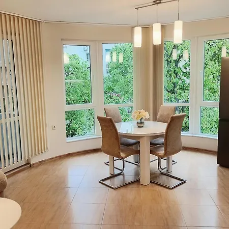 ап 5 с паркомясто, до центъра и морската градина Apartment